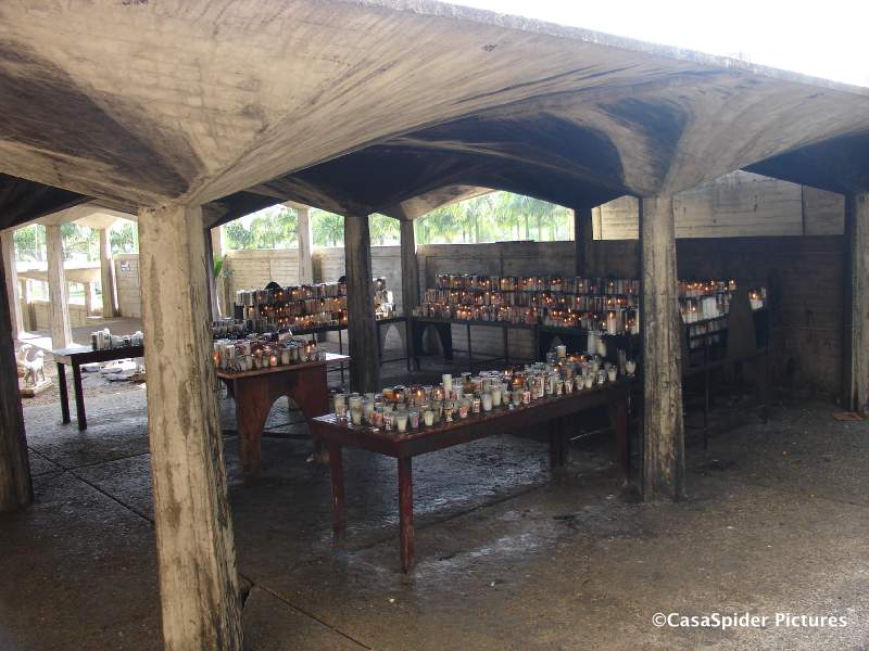 Naast de Basilica te Higuey worden vele, vele kaarsen te koop aangeboden