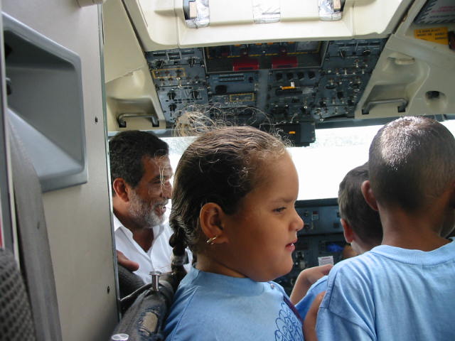 De piloten worden afgeleid door de kleuters...