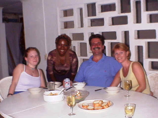 Ilona, Lucy, Piet en Verina: in afwachting van het eten...