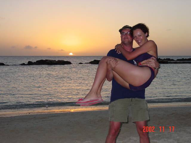 Romantische zonsondergang tijdens Happy Hour op Mambo Beach