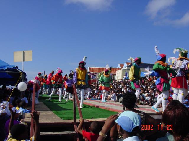 Zwarte Pieten Acrobatiek op het podium bij de Mottetwerf