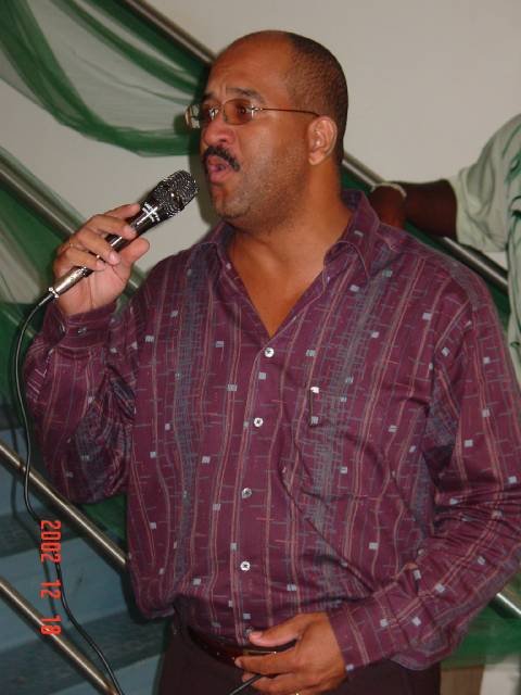 Ensley Bulo, de zingende ex-minister, was de onmiskenbare Karaoke Kampioen